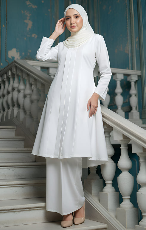 Kebarung Klasik Plain Pearl White front view model wearing V neck labuh design with a blue wall background