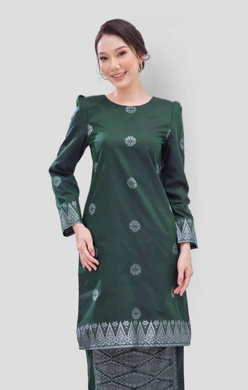 Model wearing Riza 2.0 Kurung Moden Emerald Green Silver