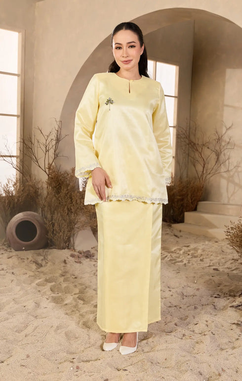 Side view Sophia Kurung Kedah close up