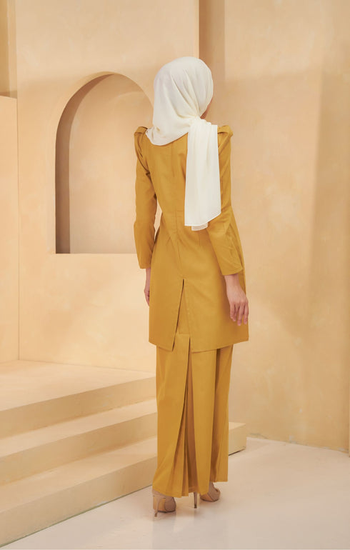 Kurung Moden Plain Mustard back view showing back zip and backside cut with plain Instant shawl pearl white