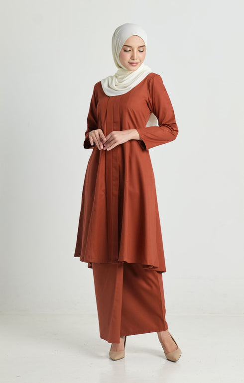 Kebarung Klasik Brick Orange side profile on model highlighting long straight sleeves