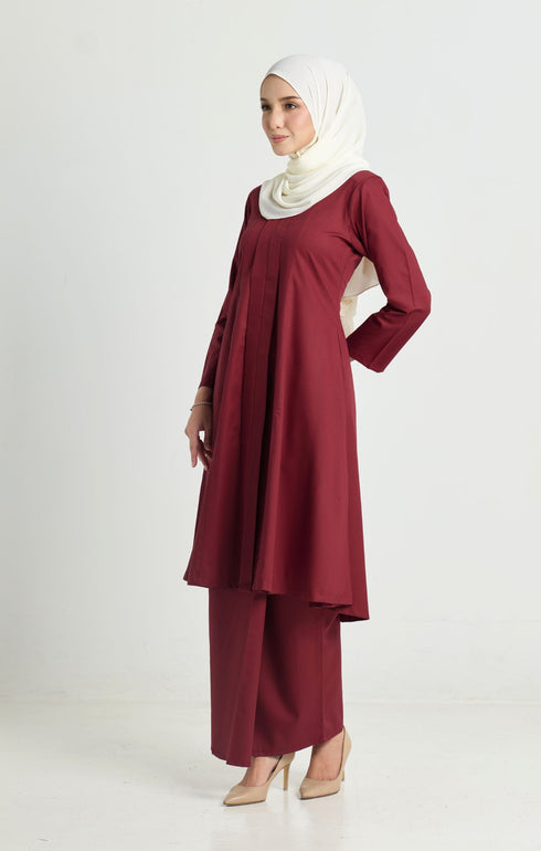 Kebarung Klasik Dark Maroon back view highlighting back zip and flowing design